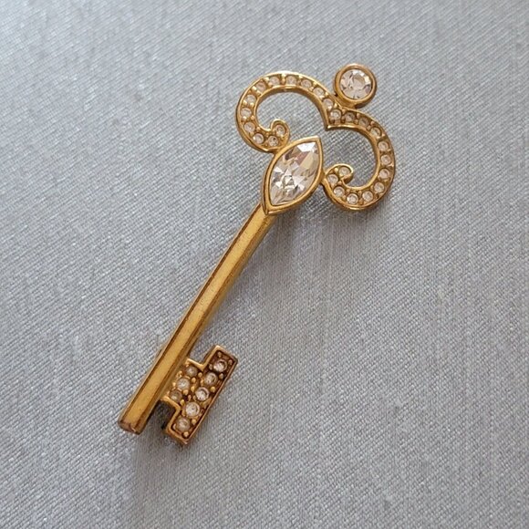 Signed Napier Goldtone Clear Rhinestone Key Brooch - Picture 7 of 9
